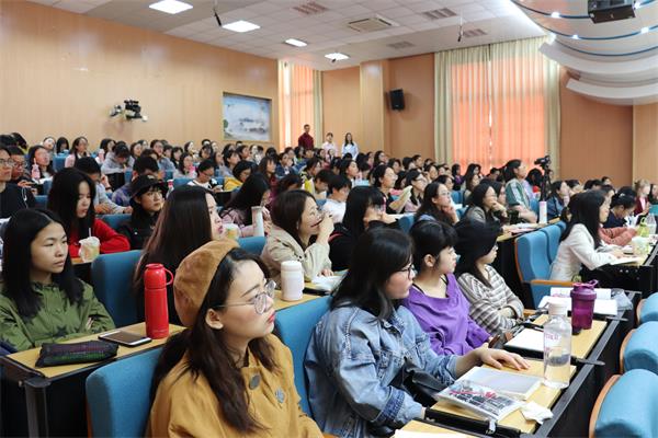 同学们认真听陈教授的讲座